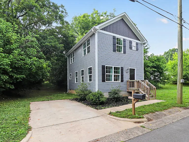 1007 Wilmouth St — Photo 2