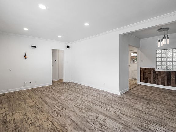 5th image of 22137 Hart St