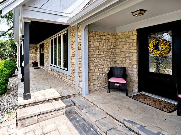 3rd image of 2291 Woodsway Dr