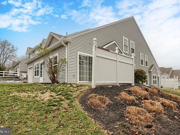 4th image of 87 Courtyard Dr
