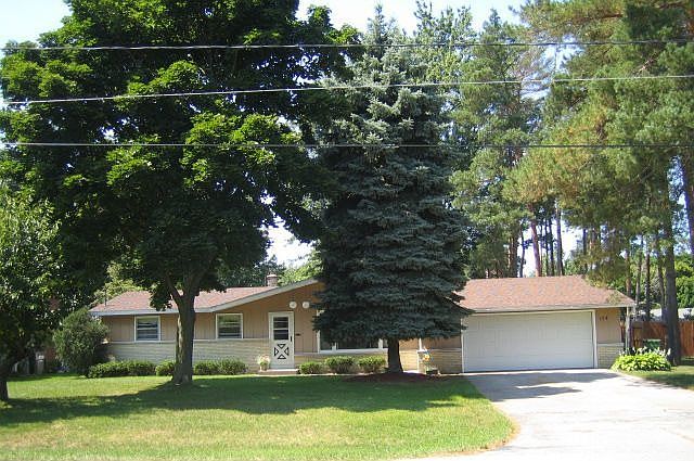 Cozy ranch home on quiet cul-de-sac mintues from Lake Macatawa!