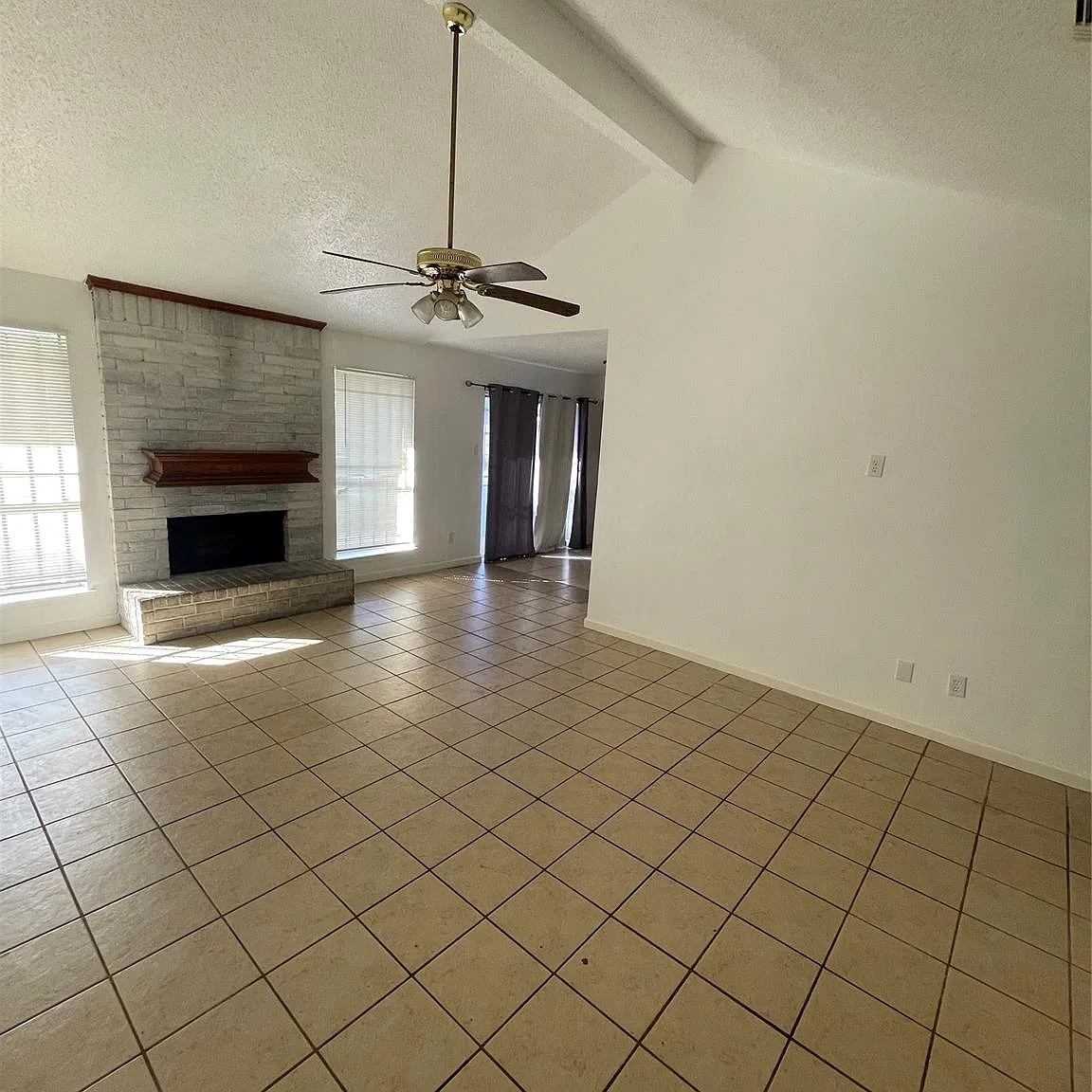 3 bed, 1.5 bath, 1369 sqft, $1,500 — Photo 4
