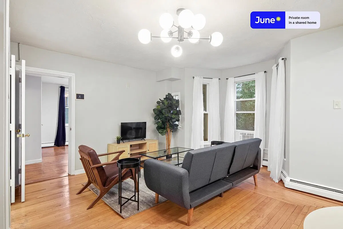 Queen bedroom in 2 bed/1.5 bath home in Newton Corner #776 B — Photo 3