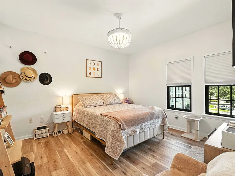 27-web-or-mls-211 Longview Ave 306_27_10212025