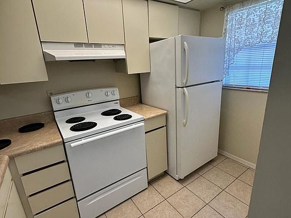 5th image of 3151 Sir Hamilton Cir #8