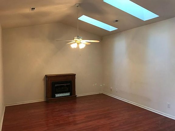 2nd image of 806 Villaview Way