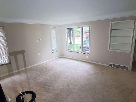 5th image of 415 E 272nd St