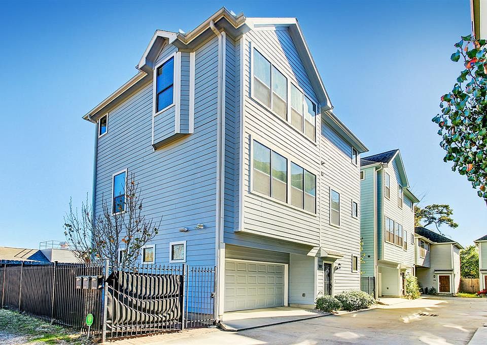 This beautiful free-standing home in Shady Acres has three bedrooms, 3 Â½ baths, and a great pavered side yard thatâs perfect for entertaining.
