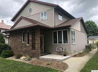 227 S 2nd St, Guttenberg, IA 52052