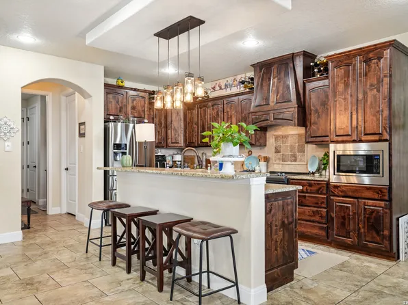 137 FAIRWAY DR, Floresville, TX 78114