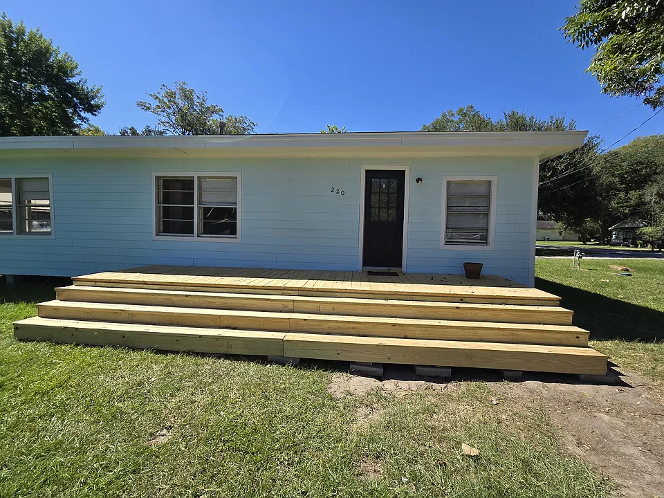 220 E Cypress Ave