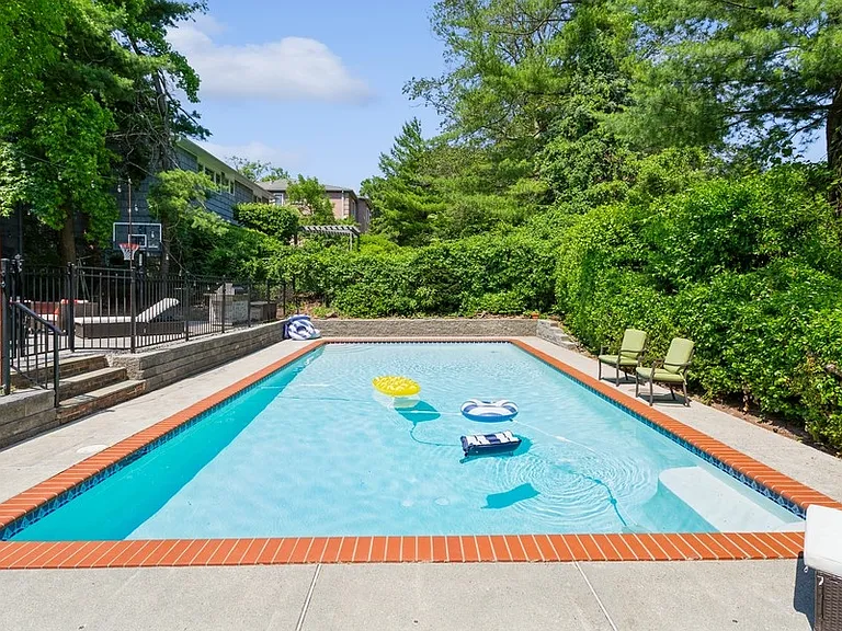 437 Summit St — Photo 24