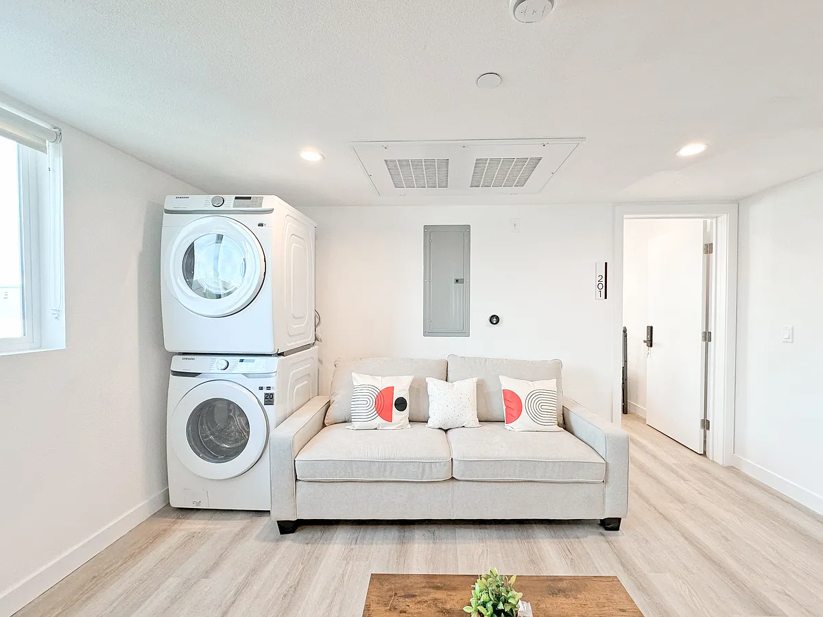 Floor plan 1363 1/4 W 35th St