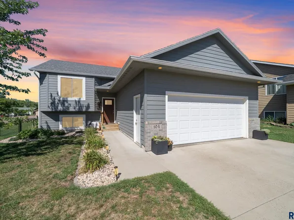 104 Dakota Cir, Valley Springs, SD 57068