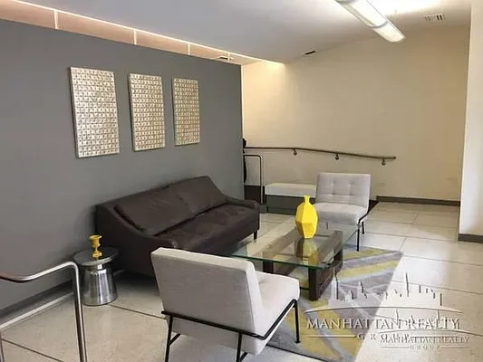 Rented by Manhattan Realty Group | media 2