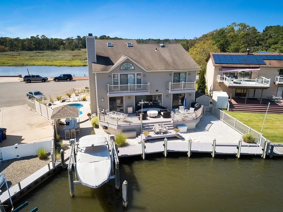 1st image of 13 Hollybrook Dr