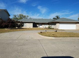 5813 NW 70th St, Warr Acres, OK 73132
