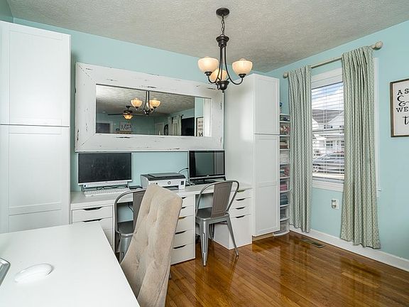 4th image of 301 Keckley Ct