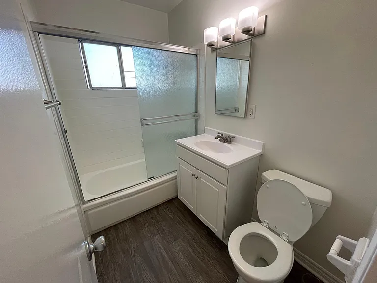 Dorian Apartments — Photo 12
