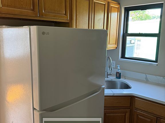 4th image of 119 Victory Blvd #1