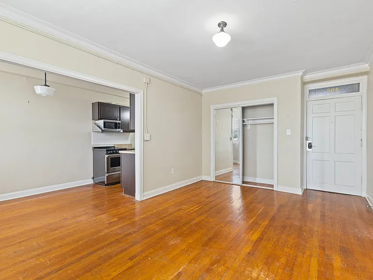 Piccadilly Apartments — Photo 24