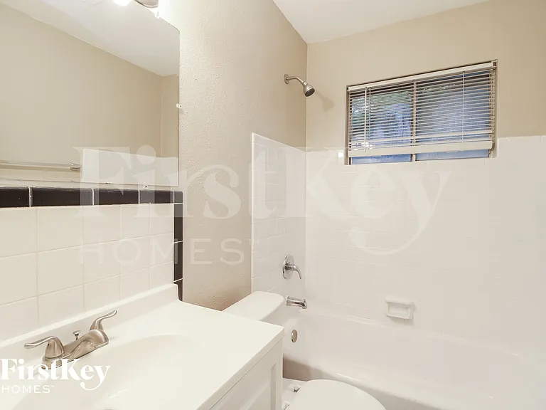 4415 Akard St — Photo 12