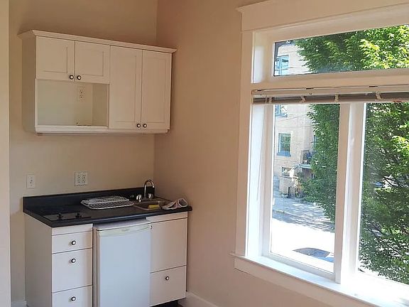 5th image of 2241 NW Hoyt St APT 106