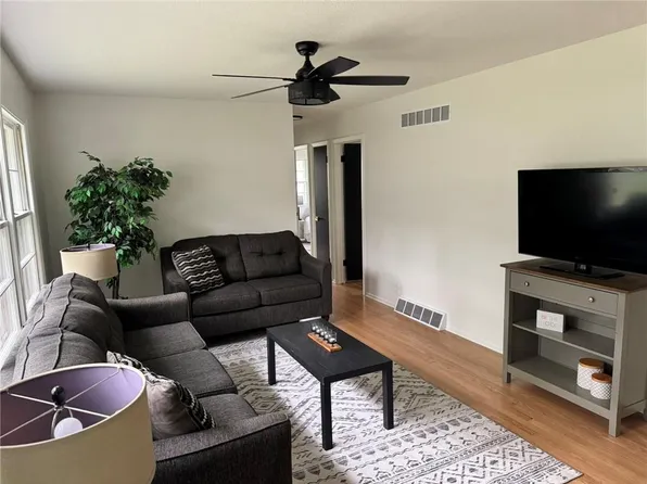 801 W 27th St S, Independence, MO 64052