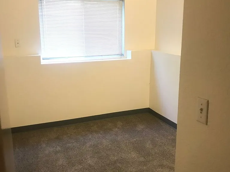 Regents Court Apartments — Photo 12