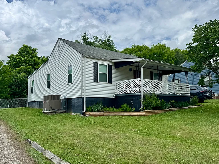 Broadview Dr — Photo 1