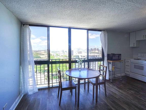 Enclosed lanai(balcony) ideal for dining area.