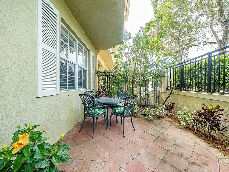 11860 Valencia Gardens Ave — Photo 28