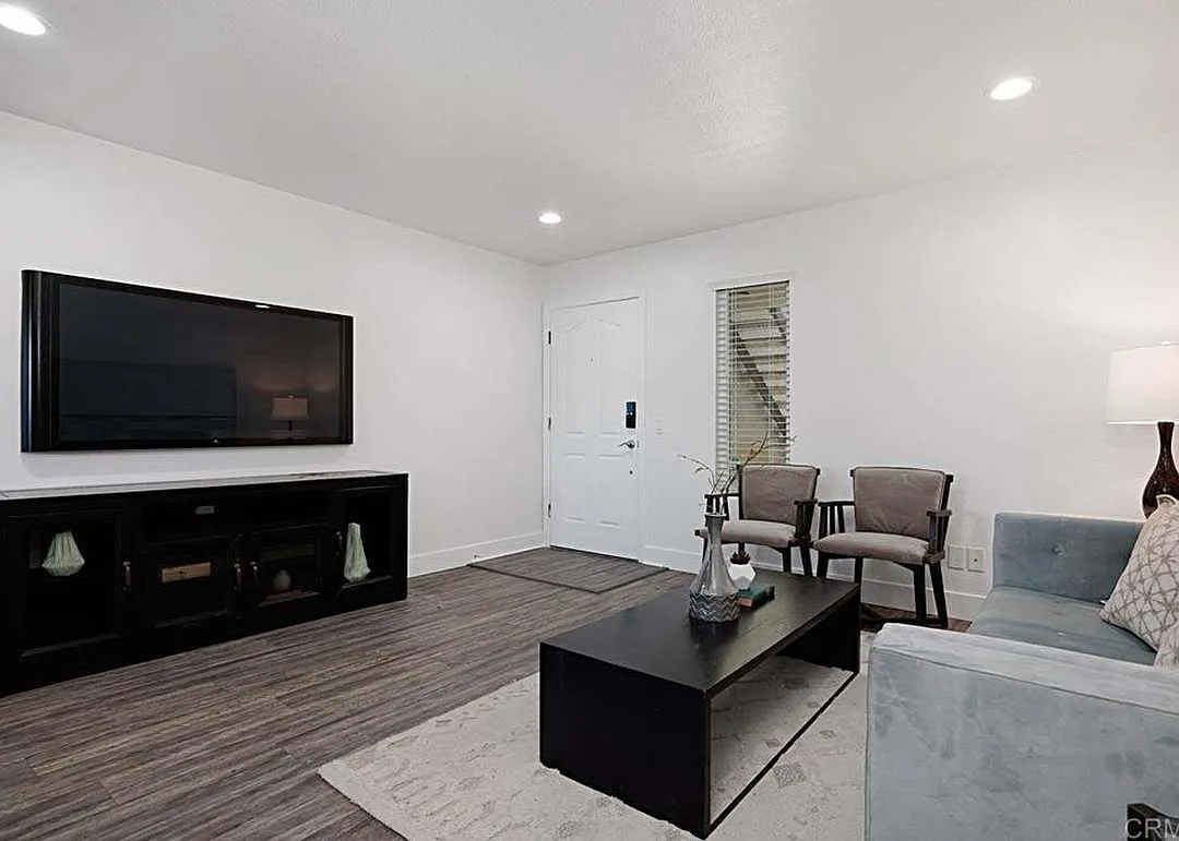 2 bed, 856 sqft, $2,900 — Photo 2