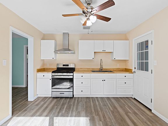 4th image of 922 NE 5th Pl