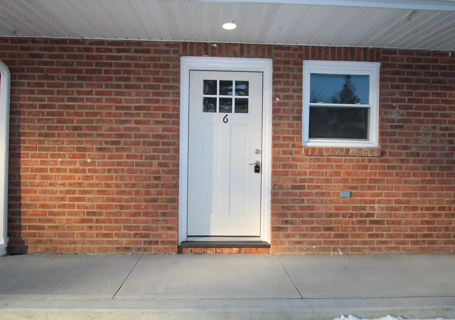 Newly Renovated - Spacious 1 bedroom 1 Bath — Photo 2