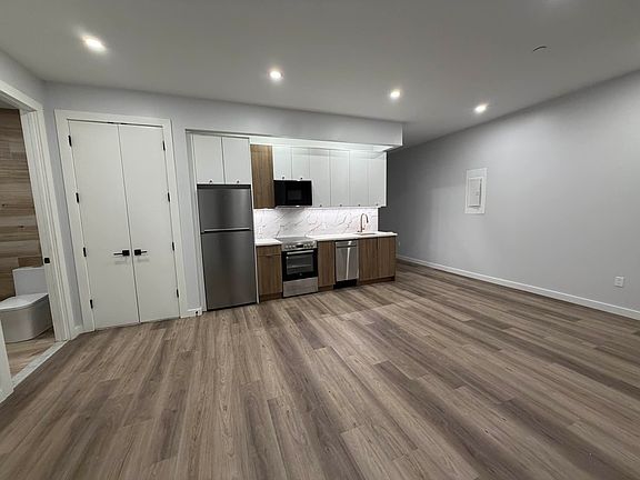 4th image of 2917 Snyder Ave #2H