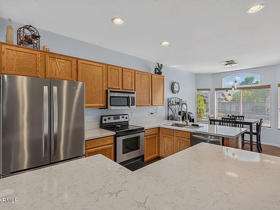 4th image of 814 S 124TH Avenue