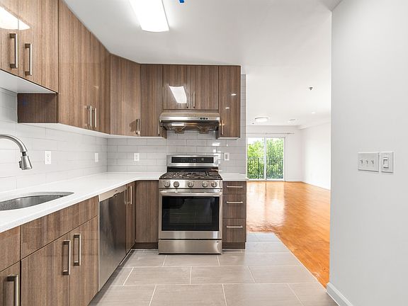 3rd image of 718 23rd St APT 3