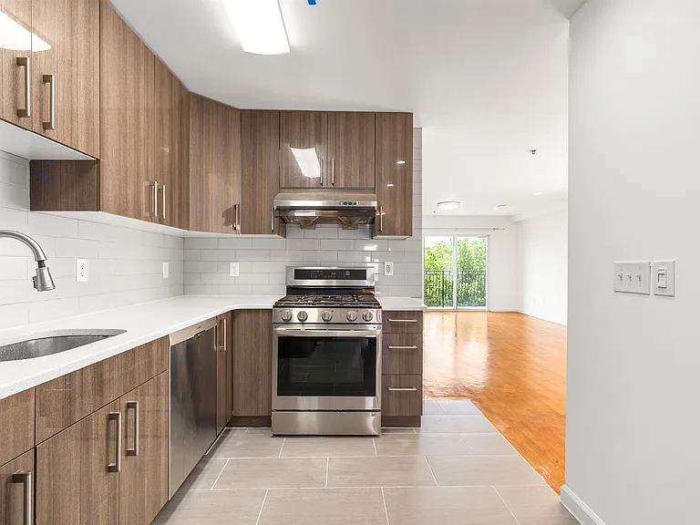 718 23rd St #3 — Photo 3