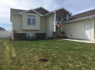 2613 17th St NW, Minot, ND 58703