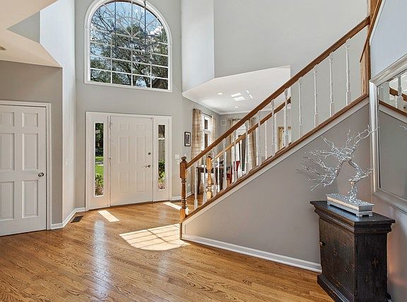 3rd image of 835 Marion Ave