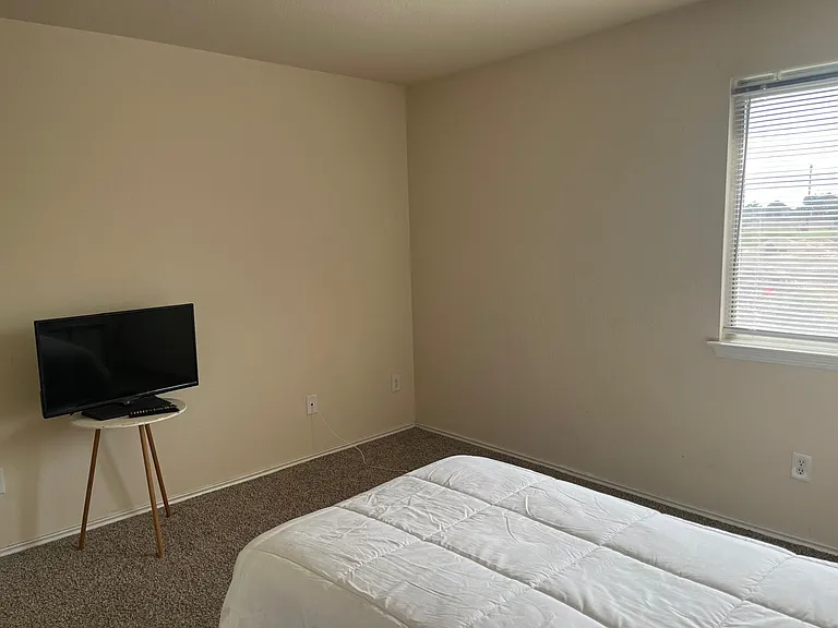 1101 Barclay Dr — Photo 2