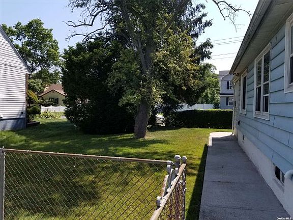3rd image of 526 Sterling St