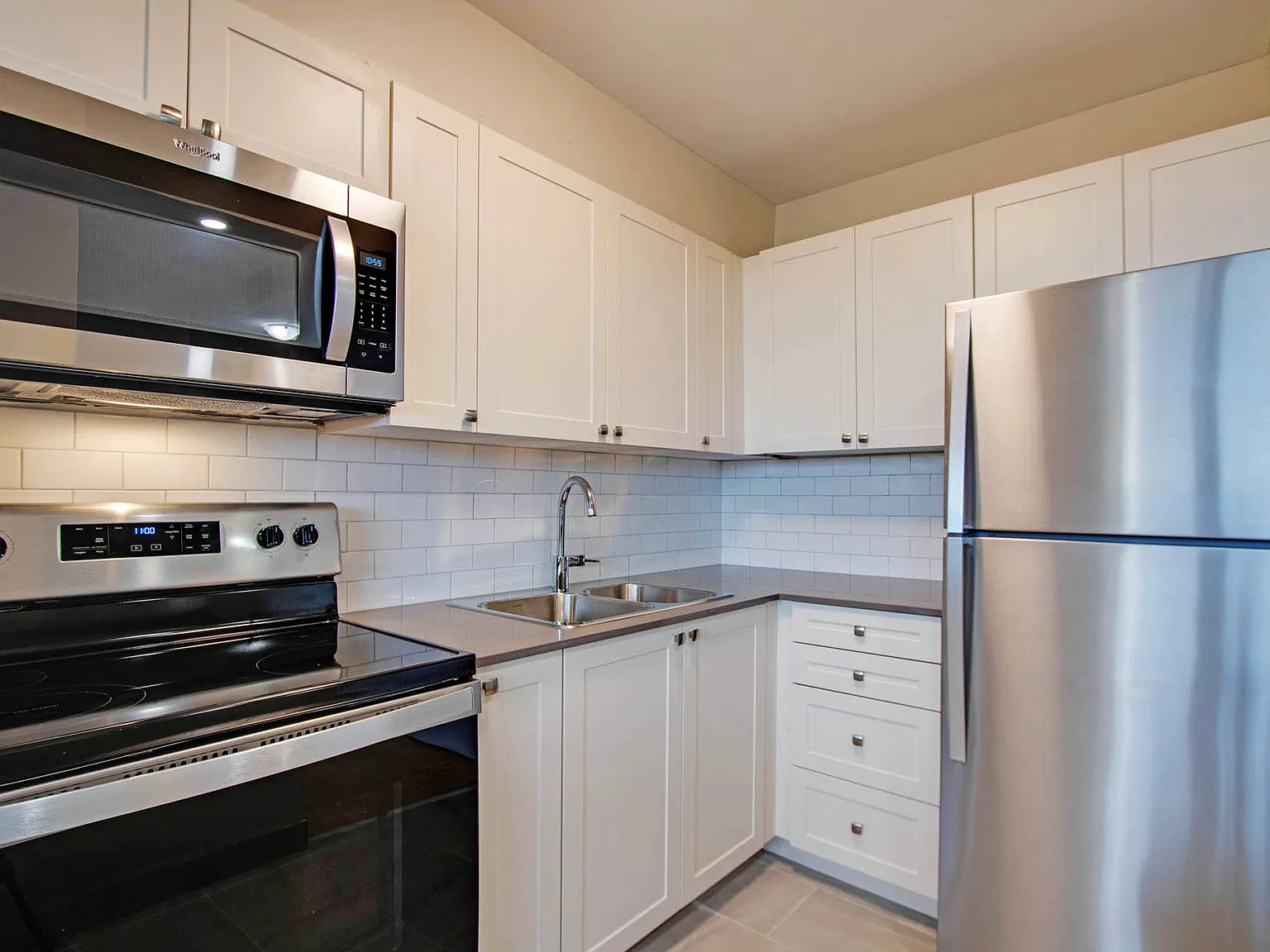 225 Van Horne Apartments — Photo 2