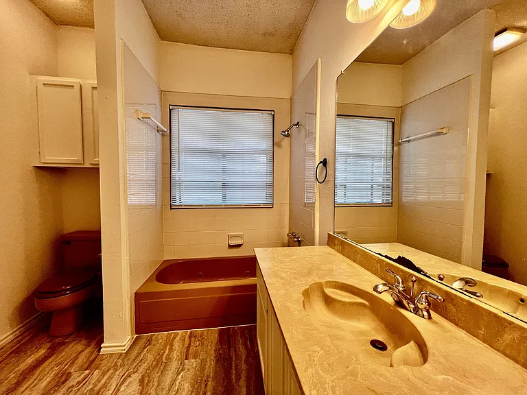 4800 W Lovers Ln — Photo 8
