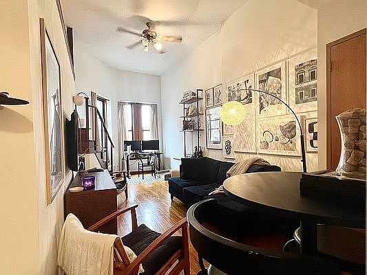 3rd image of 102 W 71st St APT 4A