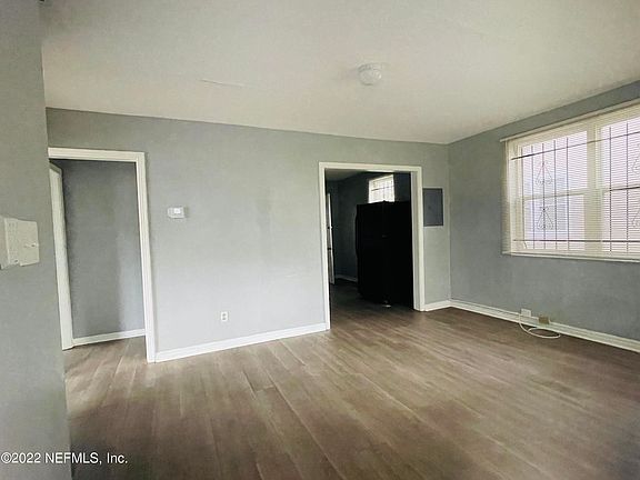 4th image of 2753 Darrow St