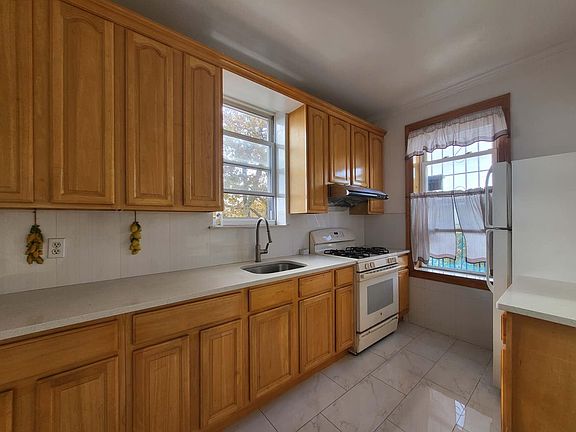 2nd image of 84 Bay 40th St Floor 3