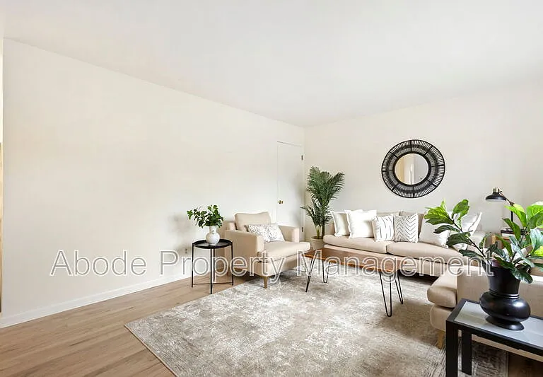 328 N Roosevelt Ave — Photo 3