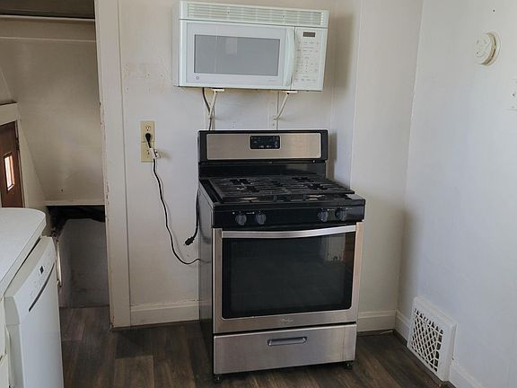 3rd image of 1720 Davis Ave